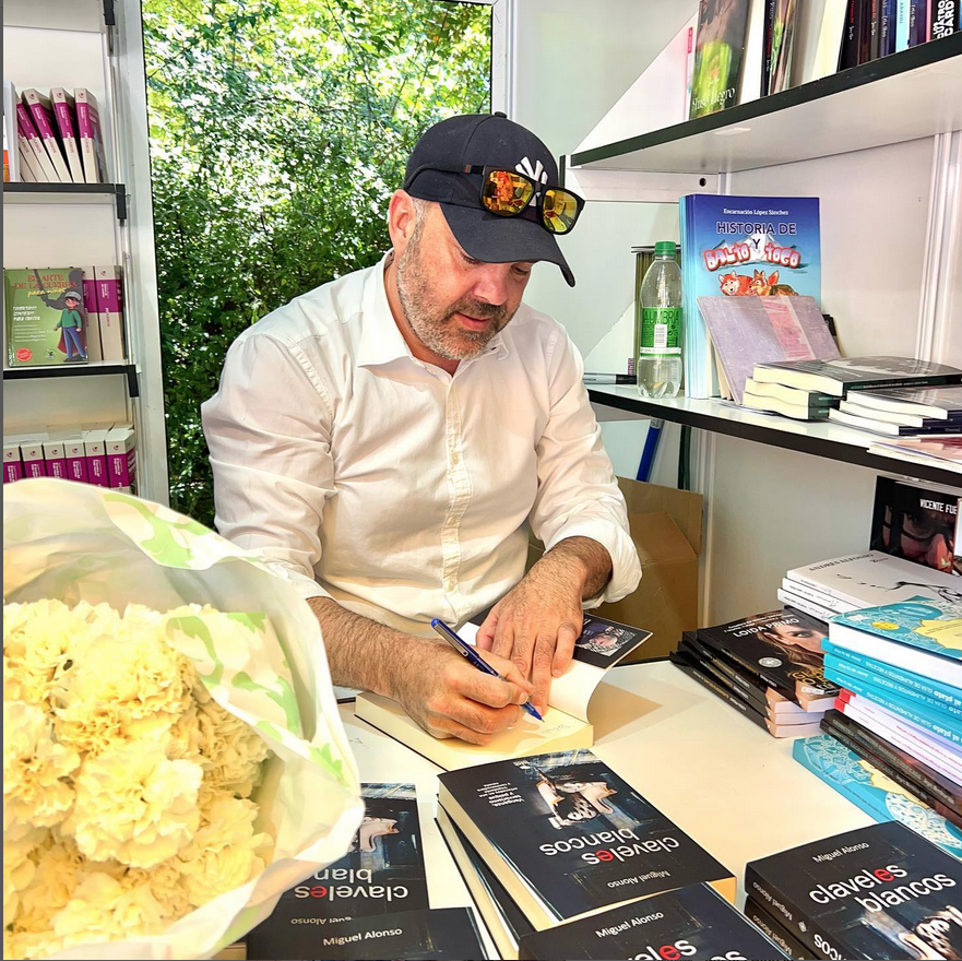 Se ha escrito poco sobre el terrorismo etarra que tanto dolor ha causado en nuestro país: Miguel Alonso, autor de «Claveles Blancos». Se ha escrito poco sobre el terrorismo etarra que tanto dolor ha causado en nuestro país: Miguel Alonso, autor de «Claveles Blancos».