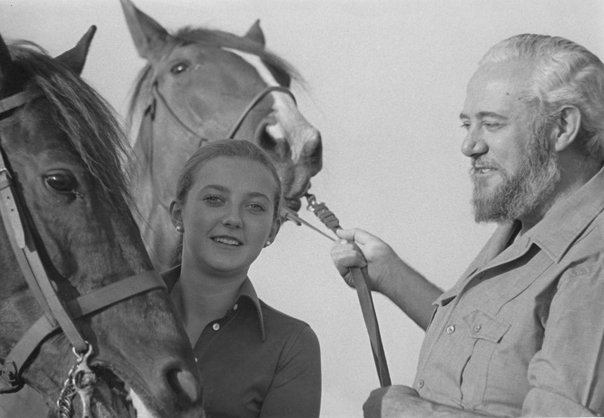 Fotografía de Inés Sabater junto a su padre «Bailando sola», el libro de una vida